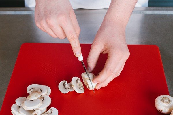 Champignons in plakjes snijden
